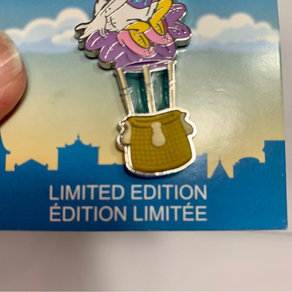NWT.  Daisy Duck Pin  – Limited Edition.  Daisy poses while on a hot air balloon - Picture 4 of 6